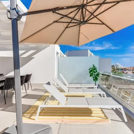 Oceana Townhouse - Cozy 3 Bed Home!